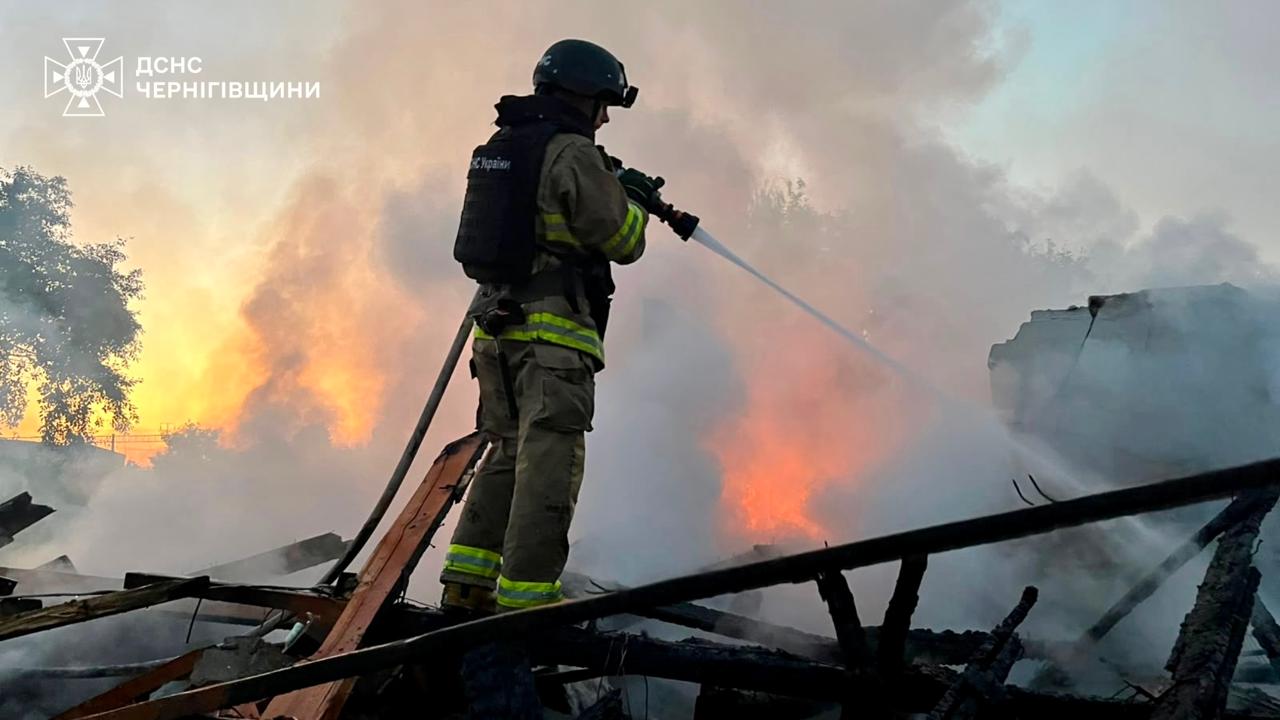 Дрони РФ влучили у житлові будинки на Чернігівщині: є поранені (фото, відео) фото 3