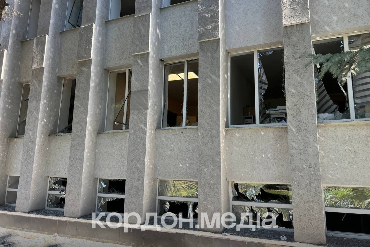 Суми: авіабомба влучила біля медзакладів, загинули троє людей фото 2