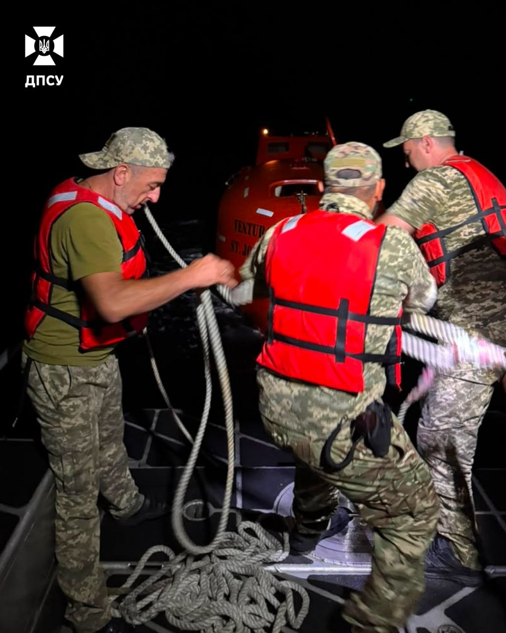 Прикордонники врятували філіппінця, який добу провів у морі. Його судно уразив російський дрон фото 1