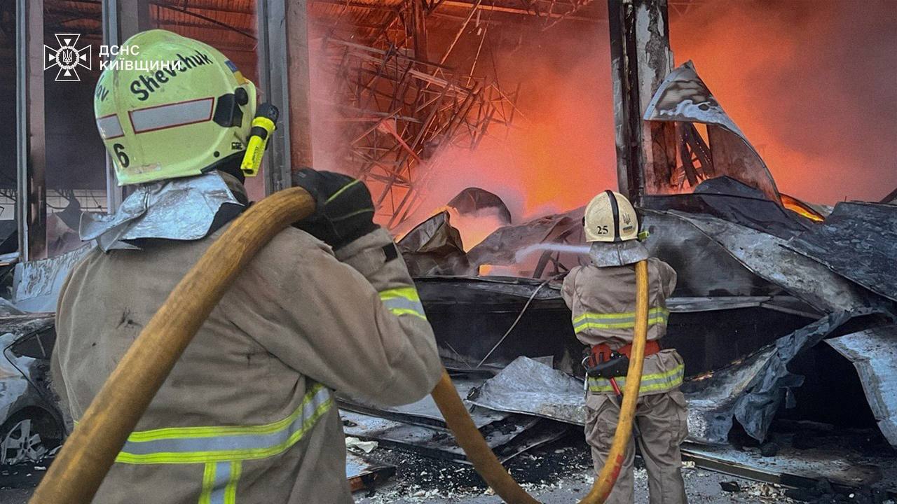 Вогонь охопив дві складські будівлі на загальній площі близько 100 тис. кв. м
