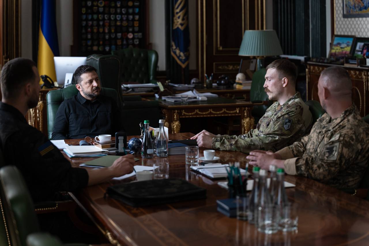Президент Володимир Зеленський на зустрічі з командиром 12-ї бригади спеціального призначення «Азов» Національної гвардії України Денисом Прокопенком