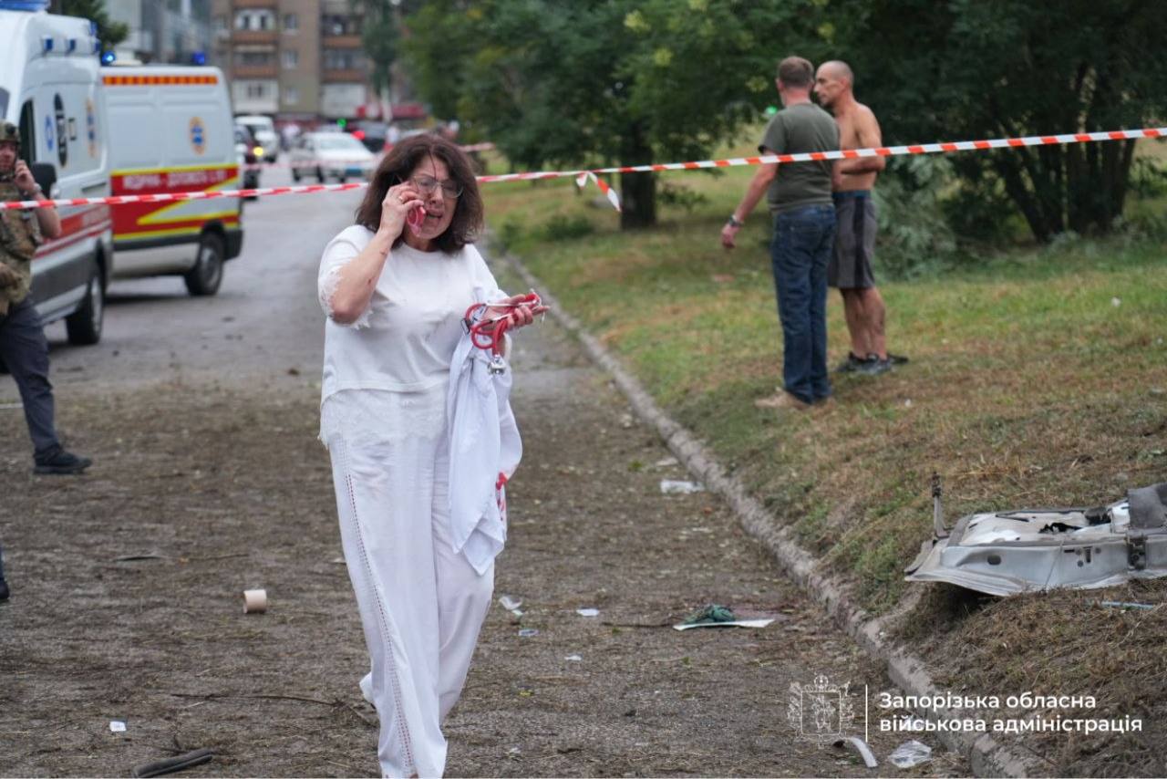 Окупанти атакували багатоповерхівку в Запоріжжі: люди під завалами фото 4