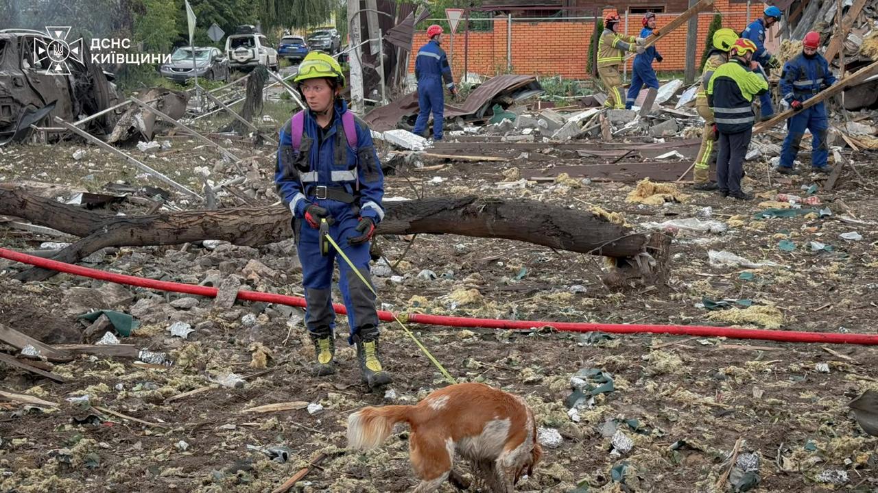 Ракетний удар по Київщині: ДСНС завершила пошуково-рятувальні роботи (фото, відео) фото 3