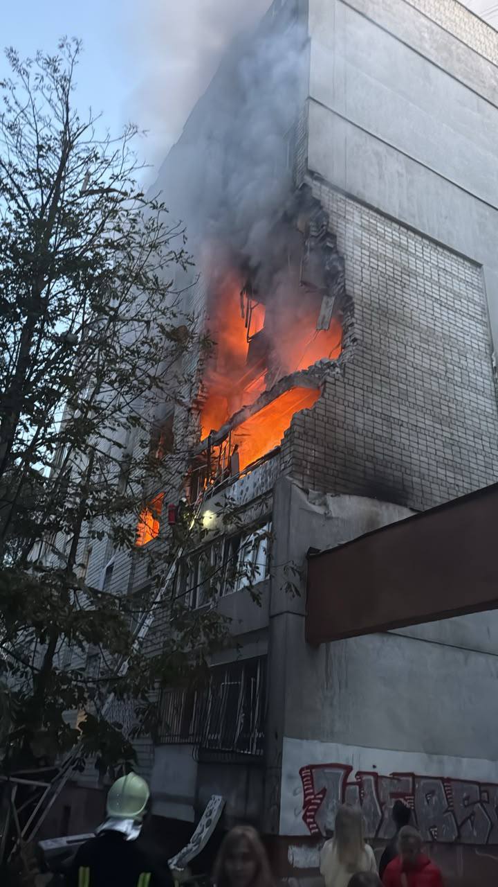 Атака на Львів: спалахнули будинки, є постраждалі, змінено рух транспорту (фото) фото 2
