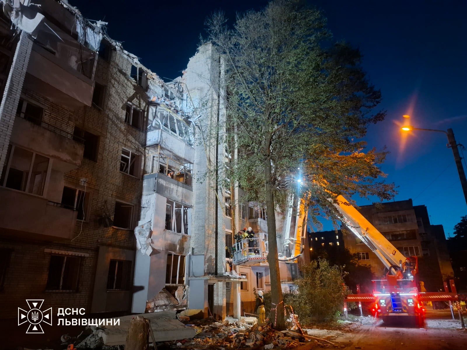 ДСНС показала, як триває розбір завалів після російського удару по Львову фото 3
