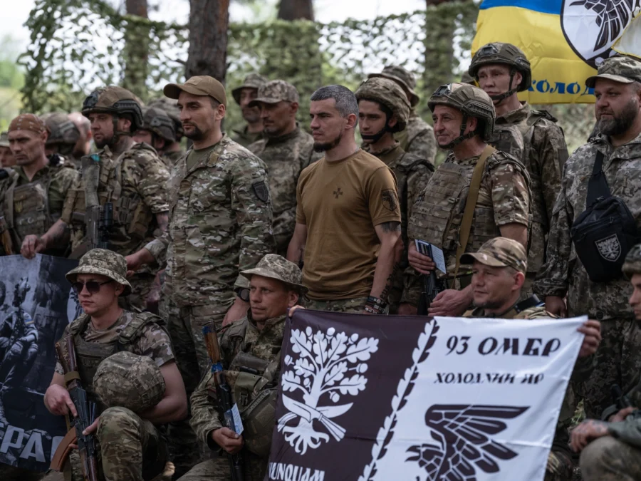 Командир 93-ї механізованої бригади ЗСУ “Холодний Яр” Шаміль Крутков із бійцями