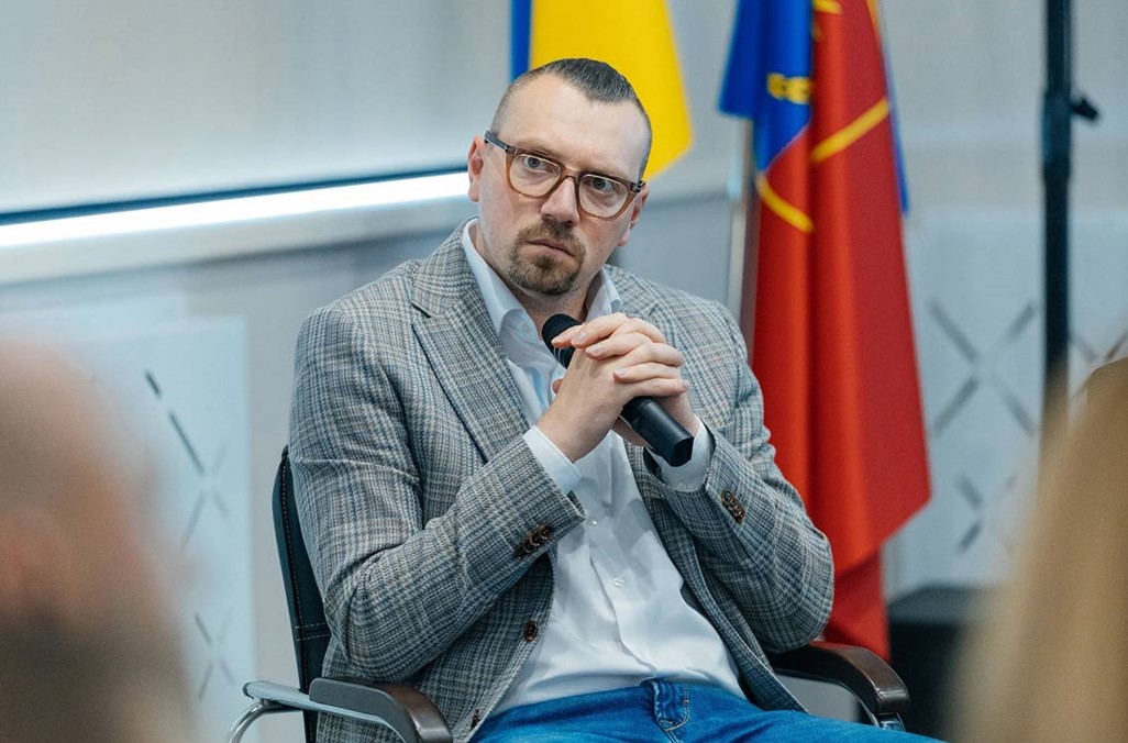За тиждень до призначення на міністерську посаду Віталій Безгін відвідав Хмельниччину, де вивчав питання взаємодії центральної влади з громадами