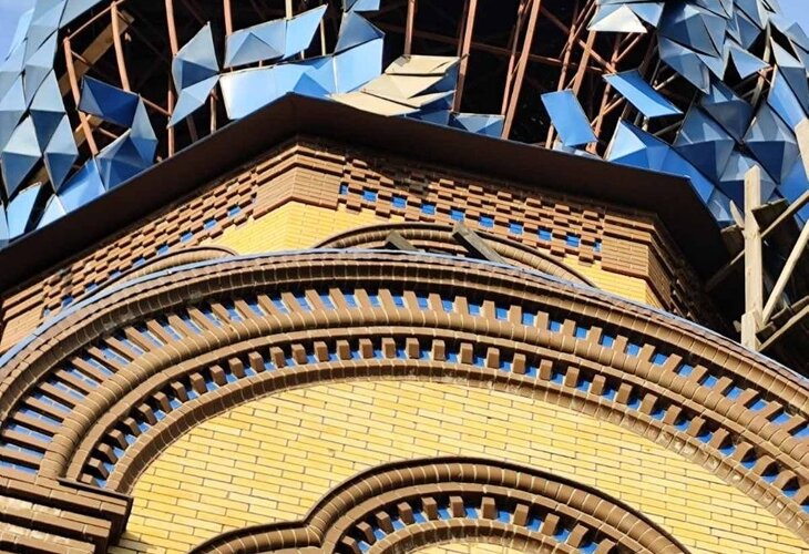 Російський обстріл пошкодив куполи та покрівлю Стрітенського храму в Сумах фото 1