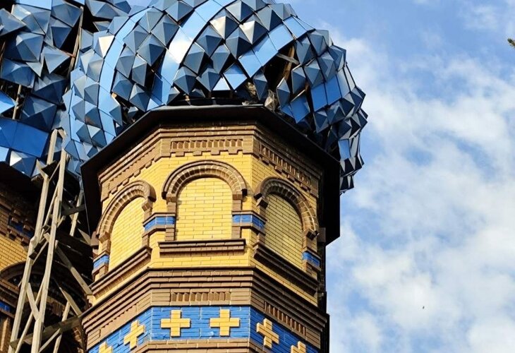 Російський обстріл пошкодив куполи та покрівлю Стрітенського храму в Сумах фото 2