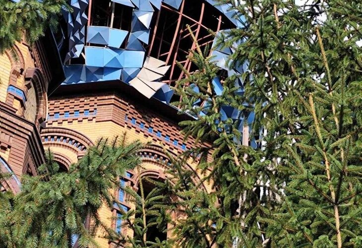 Російський обстріл пошкодив куполи та покрівлю Стрітенського храму в Сумах фото 3
