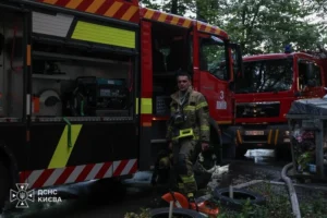 У Дарницькому районі Києва уламки дрона пошкодили нежитлове приміщення