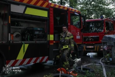 У Дарницькому районі Києва уламки дрона пошкодили нежитлове приміщення