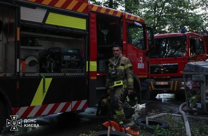 У Дарницькому районі Києва уламки дрона пошкодили нежитлове приміщення