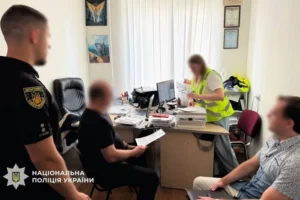Називав це «грою»: у Києві батько отримав підозру у розбещенні трирічної доньки