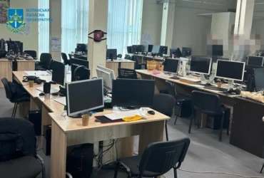 Понад 400 обшуків. Правоохоронці взялися за шахрайські кол-центри по всій Україні