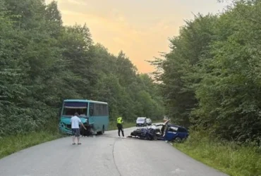На Львівщині через зіткнення легковика з автобусом травмувалися 11 людей