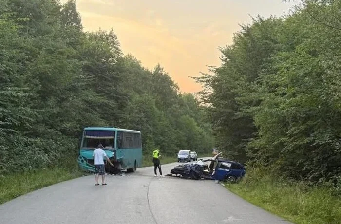 На Львівщині через зіткнення легковика з автобусом травмувалися 11 людей