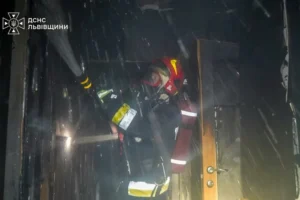Вночі у Львові пролунав вибух, сталася пожежа: що відомо