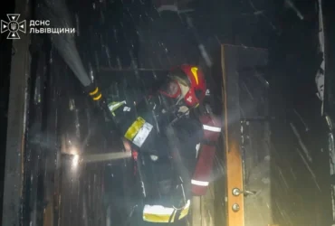 Вночі у Львові пролунав вибух, сталася пожежа: що відомо