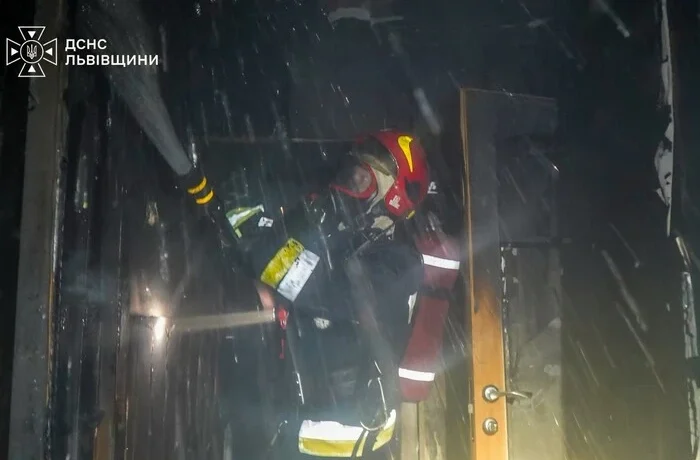 Вночі у Львові пролунав вибух, сталася пожежа: що відомо