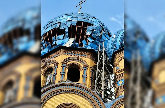 Російський обстріл пошкодив куполи та покрівлю Стрітенського храму в Сумах