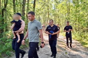 На Житомирщині 240 людей усю ніч шукали в лісі дворічного малюка: чим усе закінчилося