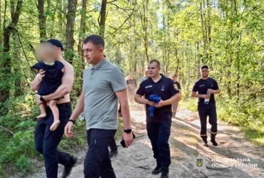 На Житомирщині 240 людей усю ніч шукали в лісі дворічного малюка: чим усе закінчилося