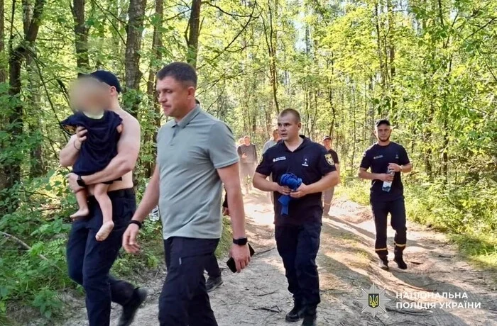 На Житомирщині 240 людей усю ніч шукали в лісі дворічного малюка: чим усе закінчилося