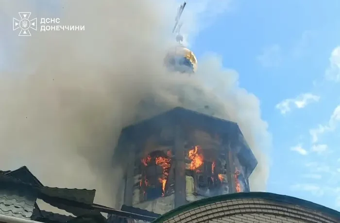 На Донеччині внаслідок удару РФ спалахнула церква (фото)