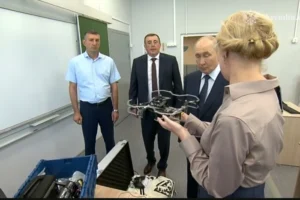 Путін перевірив, як російські школярі вчаться збирати дрони