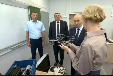 Путін перевірив, як російські школярі вчаться збирати дрони