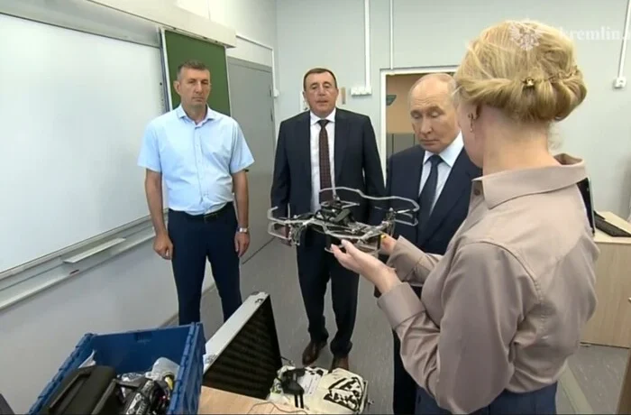 Путін перевірив, як російські школярі вчаться збирати дрони