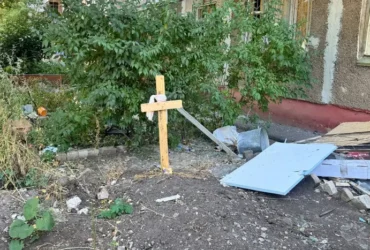 У Дружківці, до якої наближається фронт, у дворах будинків з’являються поховання (фото)