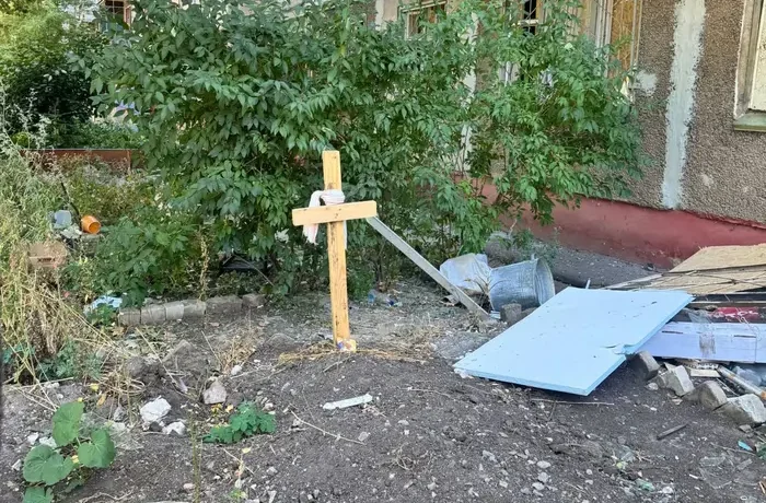 У Дружківці, до якої наближається фронт, у дворах будинків з’являються поховання (фото)