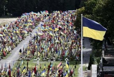 Останнє бойове чергування синьо-жовтого. Куди зникають прапори з могил Героїв?