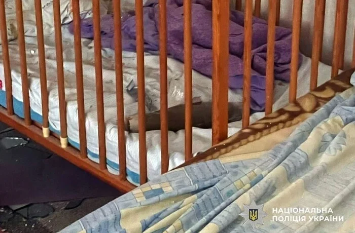 У Херсоні снаряд влетів у ліжечко з дворічним хлопчиком, але не вибухнув (фото)