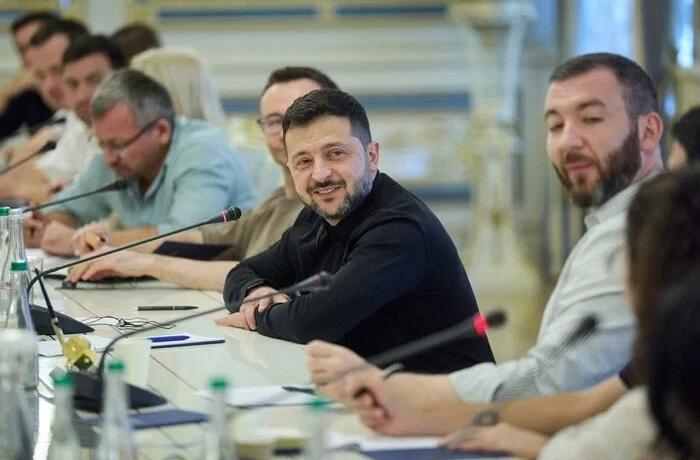 Зеленський спростував чутки про операцію, що передбачала удари по російських аеропортах