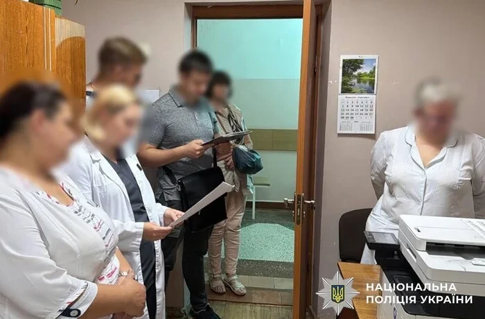 Гроші у коробках з-під тортів: у Києві повідомлено про підозру члену ВЛК та його спільникам