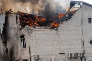 РФ вдарила по бізнес-центру в Лозовій на Харківщині: поранено 10 людей