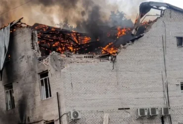 РФ вдарила по бізнес-центру в Лозовій на Харківщині: поранено 10 людей