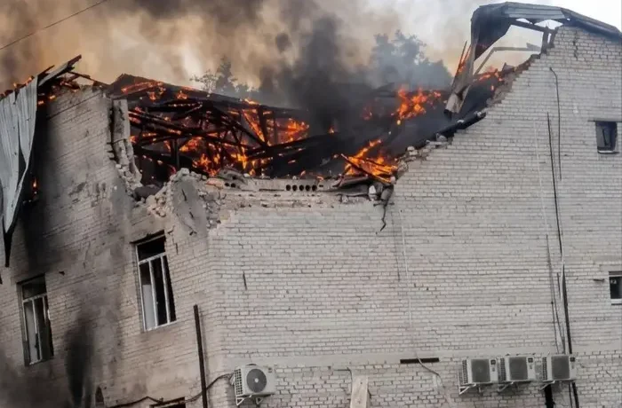 РФ вдарила по бізнес-центру в Лозовій на Харківщині: поранено 10 людей
