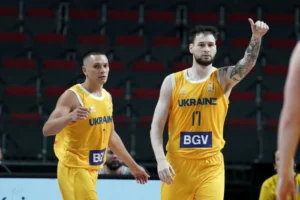 Фанати баскетбольної збірної України затягнули народний хіт про Путіна в Ризі