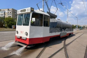 У Києві спецтрамваї рятують колії від деформації під час спеки (фото)