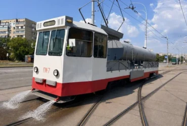 У Києві спецтрамваї рятують колії від деформації під час спеки (фото)