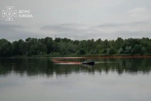 Кирилівське озеро в Києві повторно забруднили нафтопродукти