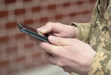 Військові ЗСУ отримали попередження Apple про можливі шпигунські атаки