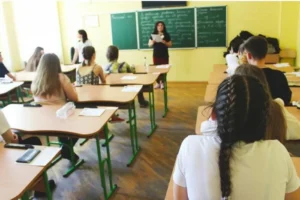 «Пересидіти» погані часи. В Україні майже вдвічі більше випускників шкіл вступають у виш, ніж в ЄС