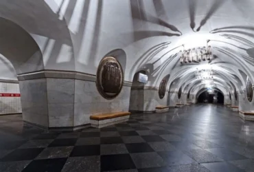 У столичному метро пенсіонерка заснула на лавці з 280 тис. грн у рюкзаку