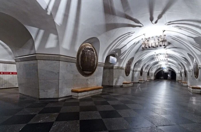 У столичному метро пенсіонерка заснула на лавці з 280 тис. грн у рюкзаку