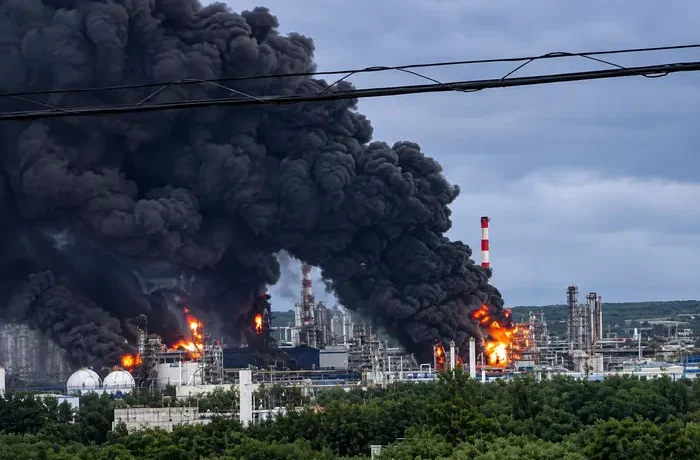 Генштаб підтвердив ураження одного з найбільших НПЗ Росії